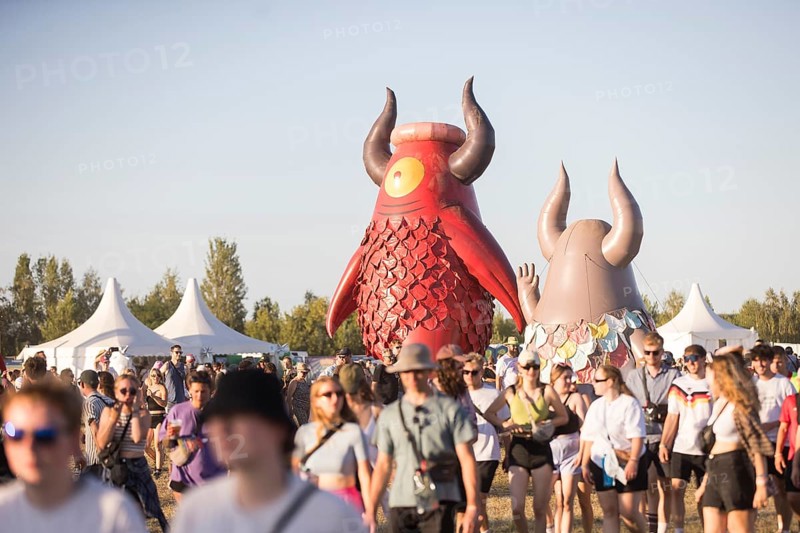 Festival visitors in front of the Highfield mascot Highviech at the Highfield Festival on Friday, Störmthaler See, 16.08.2024