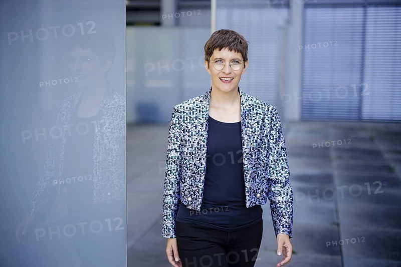 Anna Luehrmann (Alliance 90/The Greens), Minister of State for Europe at the Federal Ministry of Foreign Affairs and Federal Government Commissioner for Franco-German Cooperation, poses for a photo during a photo shoot. Berlin, 18 July 2024