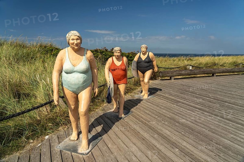 Sculpture Surfdamen by the artists Laura & Christel Lechner from the series Alltagsmenschen on the promenade in Wenningstedt, island of Sylt, district of North Friesland, Schleswig-Holstein, Germany, Europe