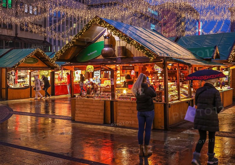 Essen, North Rhine-Westphalia, Germany - Christmas market in Essen in times of the corona pandemic under 2G conditions. Visitors to Kennedyplatz must be recovered or vaccinated. Masks are not compulsory in Essen's pedestrian zone, but wearing a mask is recommended