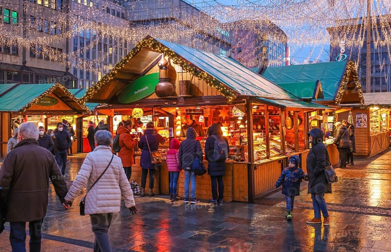 Essen, North Rhine-Westphalia, Germany - Christmas market in Essen in times of the corona pandemic under 2G conditions. Visitors to Kennedyplatz must be recovered or vaccinated. Masks are not compulsory in Essen's pedestrian zone, but wearing a mask is recommended