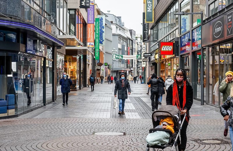 Cologne, North Rhine-Westphalia, Germany - Cologne city centre in times of the corona crisis during the second lockdown, the shops are closed, only a few passers-by stroll along Hohe Straße on Friday afternoon