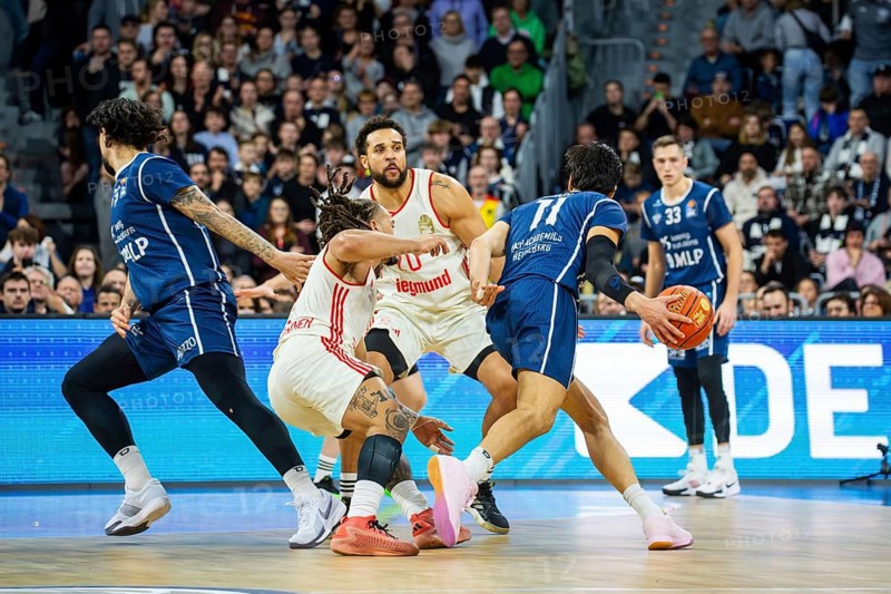 Easy Credit BBL, Basketball Bundesliga, 2024/25 season, matchday 13: MLP Academics Heidelberg against FC Bayern Munich Basketball in the SAP Arena Mannheim