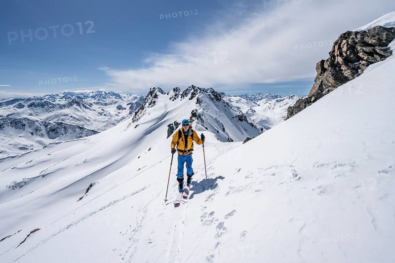 Ski tourer on a mountain ridge, mountain landscape with snow, mountain panorama with summit of the Grisons Alps, ascent to the Scalettahorn, Grisons Haute Route, Albula Alps, Rhaetian Alps, Grisons, Switzerland, Europe