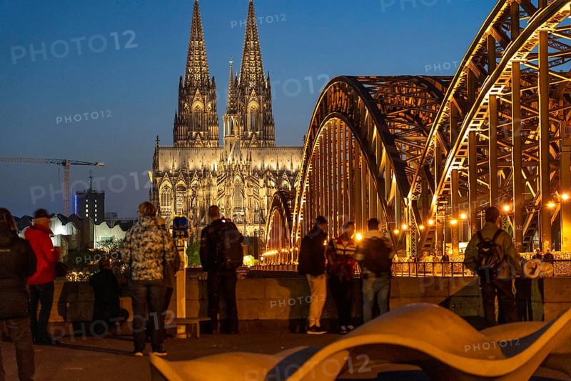 Cologne Cathedral, has been shining in new light since Easter 2025, the old metal halide lamps have been replaced by over 700 modern LED lamps, reducing energy consumption by around four fifths, significantly improving the quality of light and greatly reducing light emissions, 12 KM of new cables were laid for this, Hohenzollern Bridge, railway bridge over the Rhine, North Rhine-Westphalia, Germany, Europe