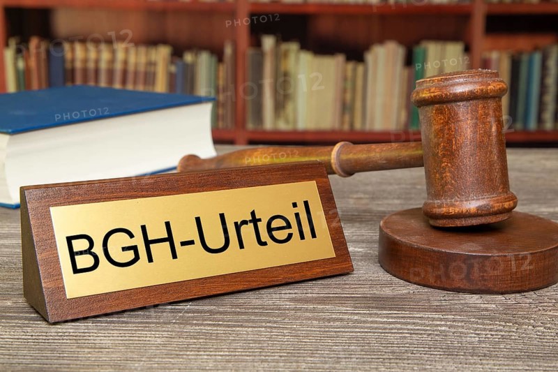 Symbolic image BGH (Federal Court of Justice) : Judge's gavel next to a brass plate with the inscription BGH-URTEIL (Composing)