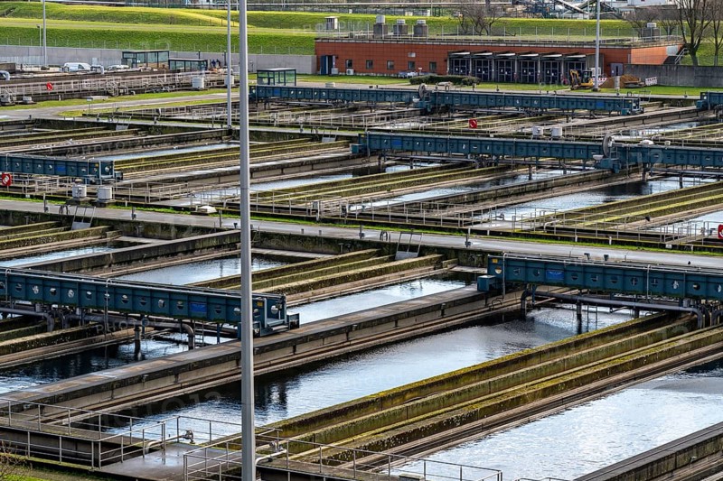 Secondary clarifier, Emschergenossenschaft wastewater treatment plant in the Weilheimer Mark in Bottrop, North Rhine-Westphalia, Germany, Europe