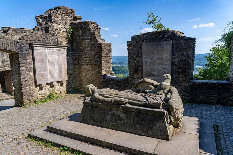 Ruins of Hohensyburg Castle, near Dortmund, war memorial by Friedrich Bagdons, for the fallen of the world wars, North Rhine-Westphalia, Germany, Europe