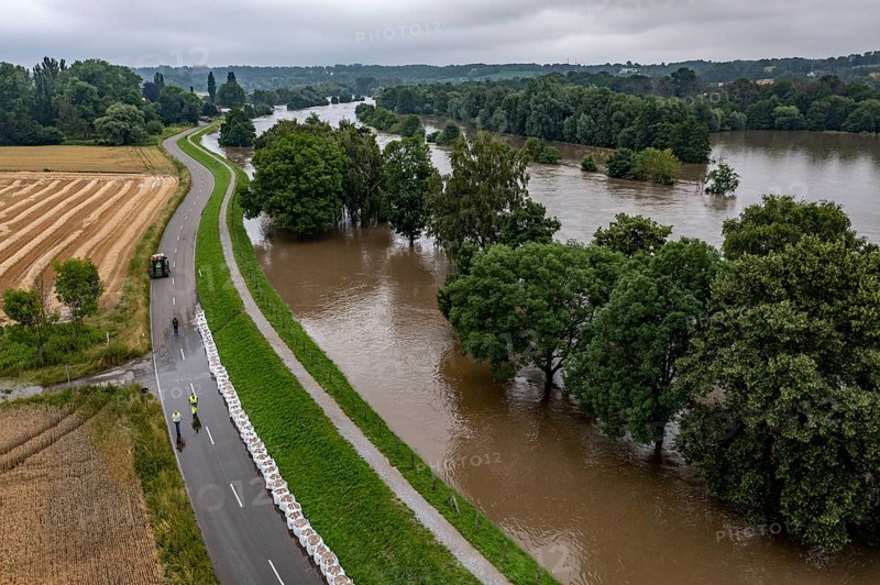 Ruhr floods near Mülheim-Menden, damage to the Ruhr dyke was sealed with large sand packs, flooded Ruhr floodplains, floods on the Ruhr, after long heavy rainfall the river left its bed and flooded the countryside and villages, the highest water level ever measured, North Rhine-Westphalia, Germany, Europe