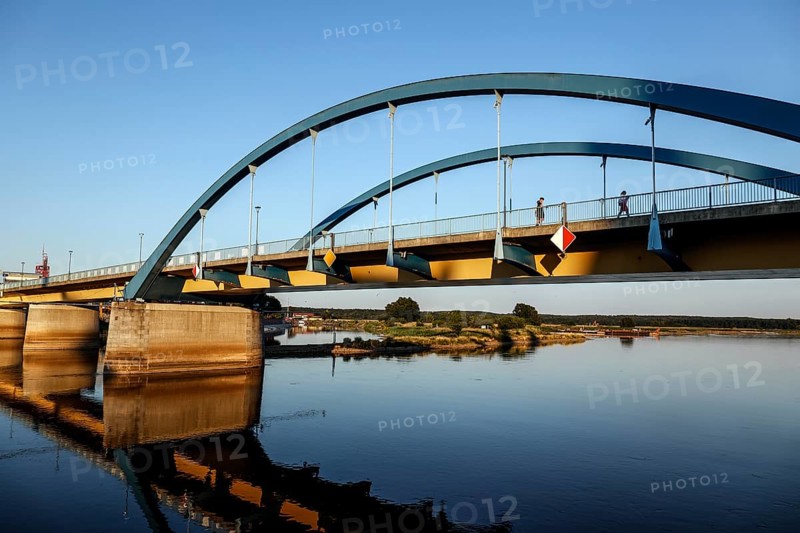 Pedestrians on the border bridge between Frankfurt/Oder and the Polish town of Slubice