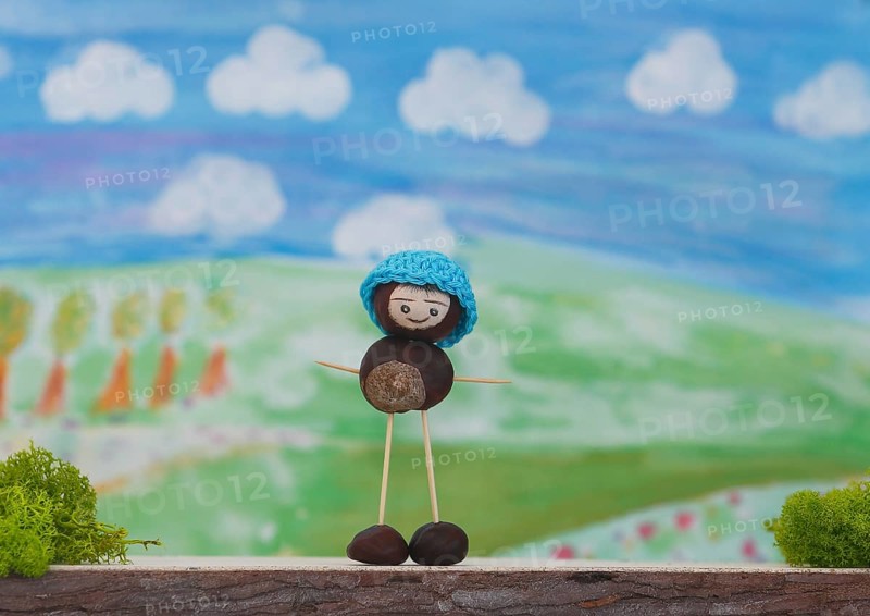 Chestnut figure with hat in the studio