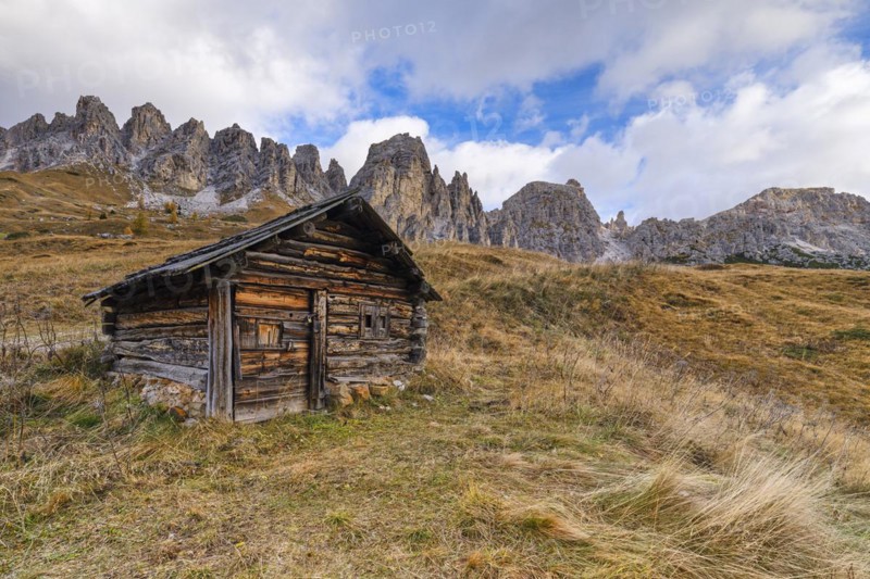 Hut on the Gardena Pass, Cirspitzen, autumn, Passo Gardena, Puez-Geisler nature park Park, Dolomites, South Tyrol