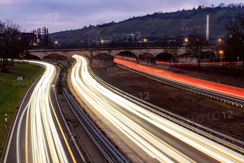 Multi-lane road at night with Plinsau bridge, arch bridge over the Neckar. Federal road B10 in Esslingen, Baden-Württemberg, Germany, Europe