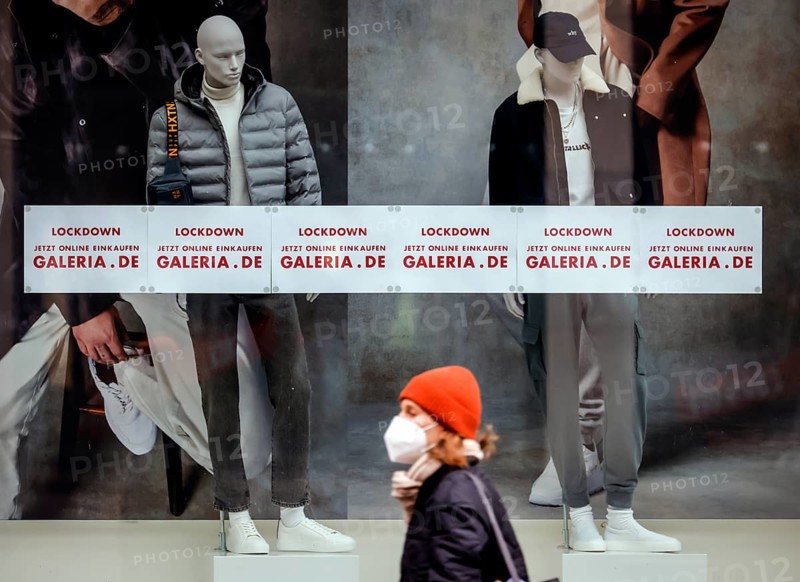 Cologne, North Rhine-Westphalia, Germany - Retail in times of the corona crisis during the second lockdown, shops are closed, Galeria Kaufhof Karstadt asks for online shopping on galeria.de