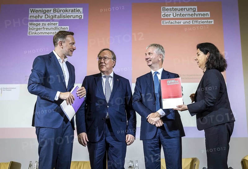 Handover of the reports of the expert commissions 'Citizens' income tax' and 'Simplified corporate tax' to Christian Lindner (FDP), Federal Minister of Finance, by the heads of the commissions, Prof. Dr Mellinghoff (2nd from left, income tax) and Prof. Schön (2nd from right, corporate tax), on the right Katja Hessel, Parliamentary State Secretary at the Federal Ministry of Finance, at the specialist event 'Simplified and Citizens', the expert commissions present their findings' at the Federal Ministry of Finance. 'Photographed on behalf of the Federal Ministry of Finance'