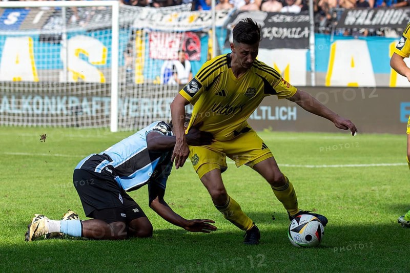 Football 3rd division, season 2024/25, matchday 4: Waldhof Mannheim vs. 1. FC Saarbrücken. Picture: Intense duel between Kennedy Onyedika Okpala (32, Waldhof Mannheim) and Till Sebastian Schumacher (33, 1. FC Saarbrücken)