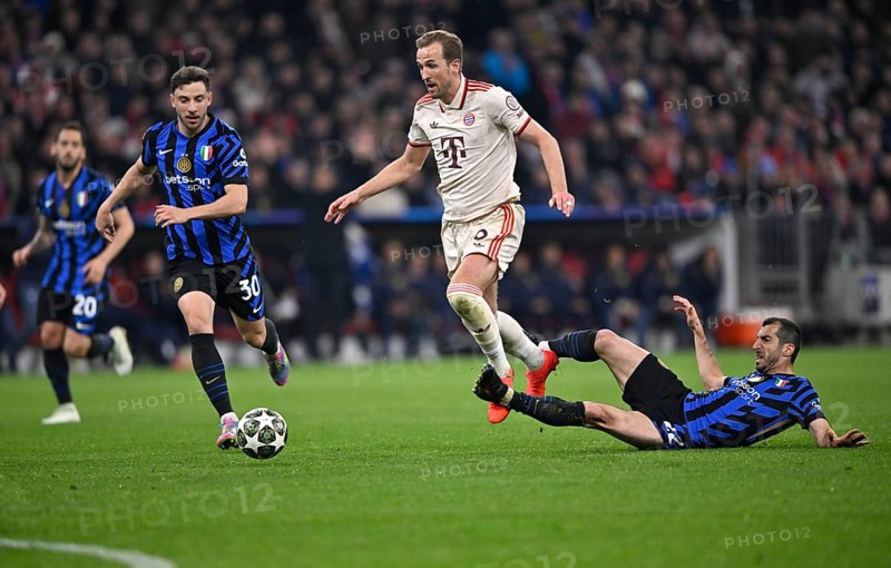 Tackle, action foul Henrikh Mkhitaryan Inter Milan (22) on Harry Kane FC Bayern Munich FCB (09) left Carlos Augusto Inter Milan (30) Champions League, Allianz Arena, Munich, Bayern, Germany, Europe