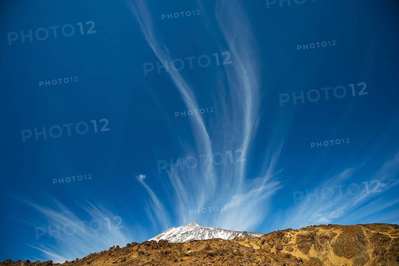 Feather clouds, Pico del Teide, 3718m, Parque Nacional de las Canadas del Teide, Teide National Park, UNESCO World Heritage Site, Tenerife, Canary Islands, Spain, Europe