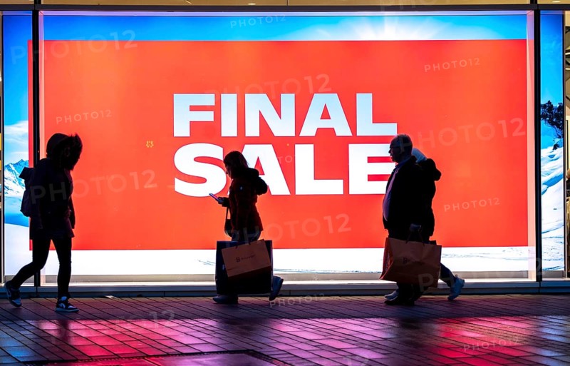 Final Sale, Clothing department stores' on Schadowstraße, large poster in the shop window advertising the winter sale, rainy weather, Düsseldorf, North Rhine-Westphalia, Germany, Europe