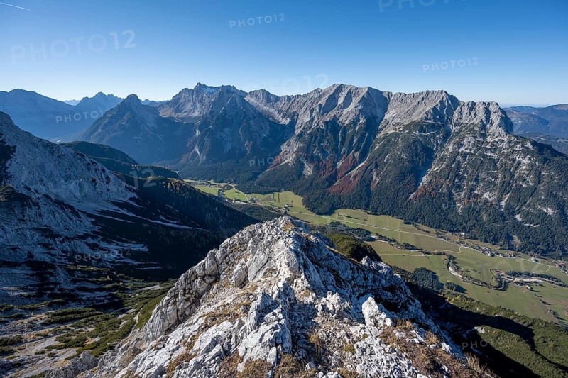 View at the summit of the Große Arnspitze, mountain panorama with Karwendel mountains, autumnal mountain landscape, near Scharnitz, Bavaria, Germany, Europe
