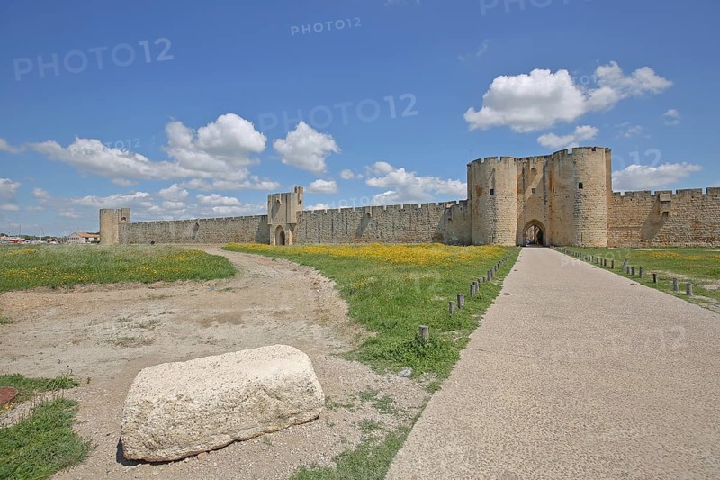 Historic city fortifications and city walls, from right, Porte des Moulin, Porte de L'Organeau, Tour des Bourguignons, city gates, city towers, towers, entrance, road, path, stone, Aigues-Mortes, Gard, Camargue, Provence, France, Europe