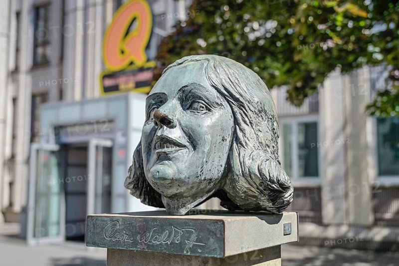 Bust of Claire Waldoff in front of the Quatsch Comedy Club, Friedrichstraße, Mitte, Berlin, Germany, Europe