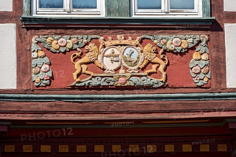 Colourfully painted carvings, lions with coat of arms medallions, paradise, floral ornaments, half-timbered house of Georg Karl Happel, Gasthaus Zum Goldenen Löwen, market square, historic old town, Butzbach, Wetterau, Hesse, Germany, Europe