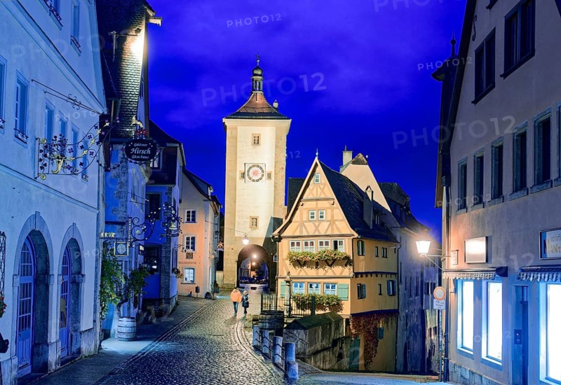 Plönlein and the Spitalgasse with the Siebersturm in the old town centre of Rothenburg ob der Tauber in the evening. Rothenburg, Bavaria, Germany, Europe