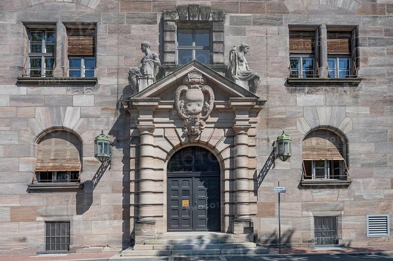 Side portal of the court building, built between 1909 and 1916 in the Neo-Renaissance style, Fürther. Str., 110, Nuremberg, Middle Franconia, Bavaria, Germany, Europe