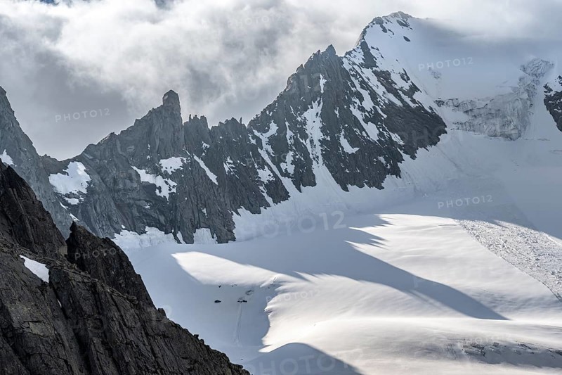 Mountain landscape with rock and snow, pointed narrow rocky ridge of the Großer Mösler summit with Furtschaglkees glacier, Berliner Höhenweg, Zillertal Alps, Tyrol, Austria, Europe