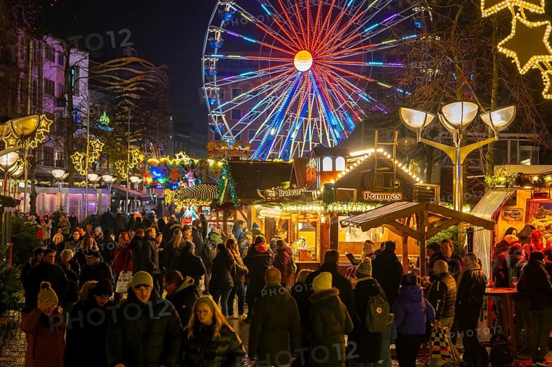 Christmas market on Königsstraße in the city centre of Duisburg, pre-Christmas season, Christmas lights, Ferris wheel, Christmas market stalls, crowds, North Rhine-Westphalia, Germany, Europe