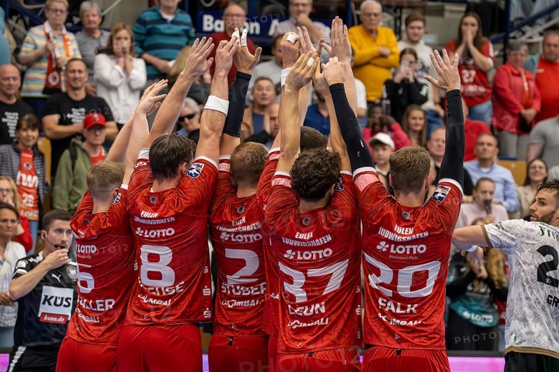 11.09.2024, 2nd HBL (German Handball League), Matchday 7 (early game) : Eulen Ludwigshafen against HC Elbflorenz 2006. Picture: Tension until the end Elbflorenz is awarded a free throw just in front of the end of the game