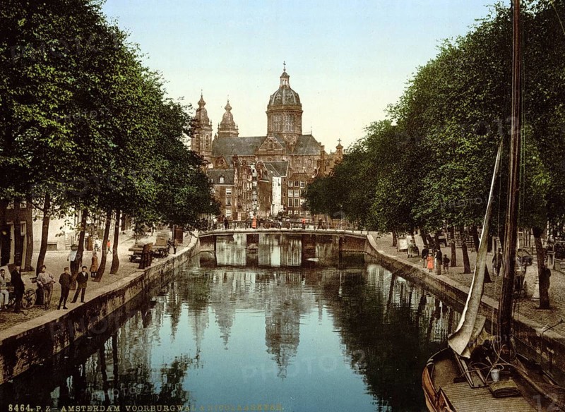 The Oudezijds Voorburgwal canal and the Sint Nicolaaskerk, St Nicholas Church, in Amsterdam, Holland, ca 1895, Historical, digitally restored reproduction from a 19th century original, Record date not stated