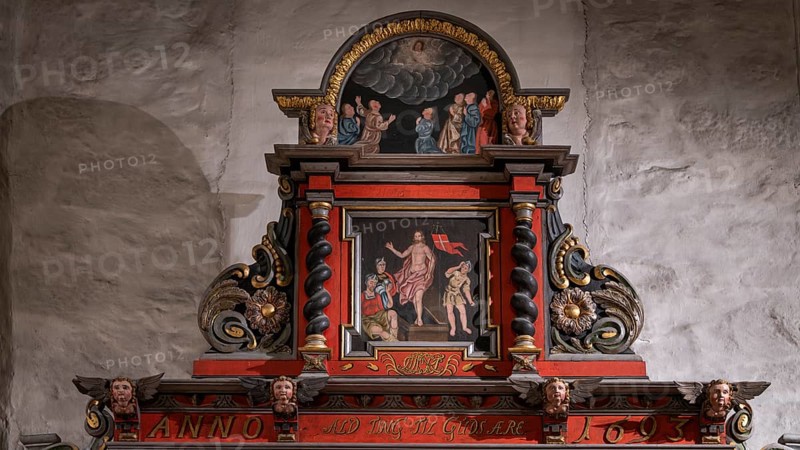 Close-up, richly decorated wooden altar in front of a stone wall, decorated with images of saints, Skedsmo Pilgrims' Church, Skedsmokorset, Norway, Europe