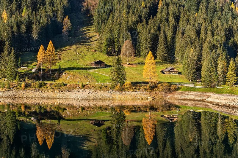 The Vordere Gosausee and the hiking trail around the lake in autumn. Two typical houses. Yellow larches. Reflection. Vorderer Gosausee, Gosau, Gosau Valley, Salzkammergut, Upper Austria, Austria, Europe