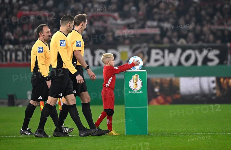 Cup match, ball boy Ballkind takes Adidas Derbystar match ball from the podium, referee Referee Sascha Stegemann assistant referee Christoph Günsch, Frederick Assmuth, DFB Cup, MHPArena, MHP Arena Stuttgart, Baden-Württemberg, Germany, Europe
