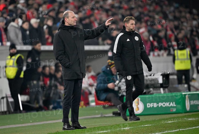 Coach Coach Jess Thorup FC Augsburg FCA Gesture Gesture on the sidelines Fourth official Referee Referee Referee Referee Timo Gerach DFB Cup, MHPArena, MHP Arena Stuttgart, Baden-Württemberg, Germany, Europe