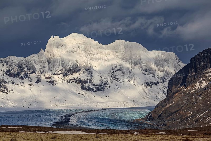 Glacier, glacier tongue, steep snow-covered mountains, cloudy mood, Skaftafellsjökull, Skaftafell National Park, Iceland, Europe