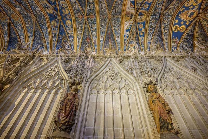 Figure of Judith and Job on the outside of the choir in St Cecilia's Cathedral, Albi, Département Tarn, France, Europe