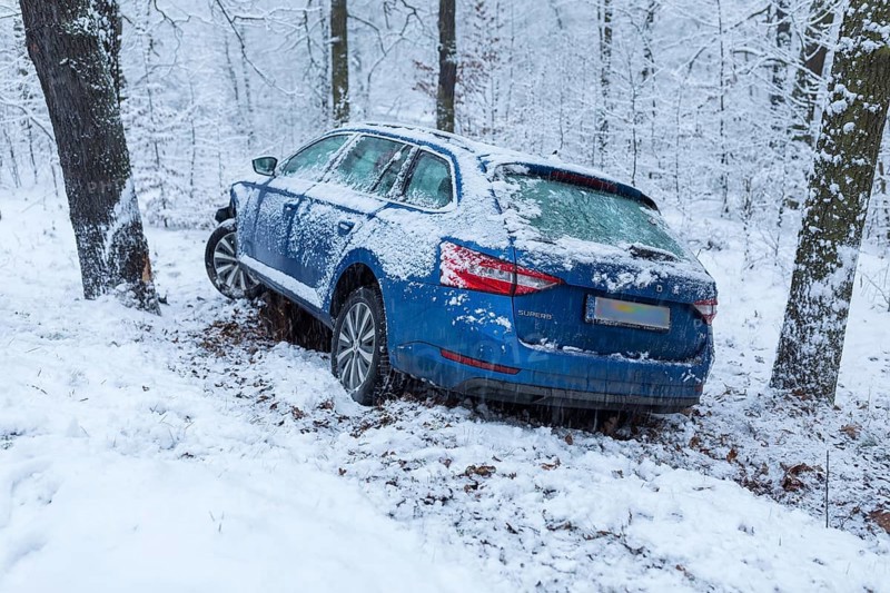 Car involved in an accident, car left the road on a bend due to snow and ice, Spitzgrund Coswig, Saxony, Germany, Europe