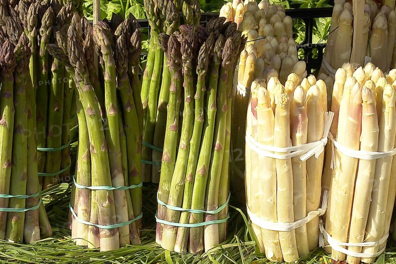 White and green asparagus, market stall in Italy on Lake Garda, Lake Garda, Italy, Europe