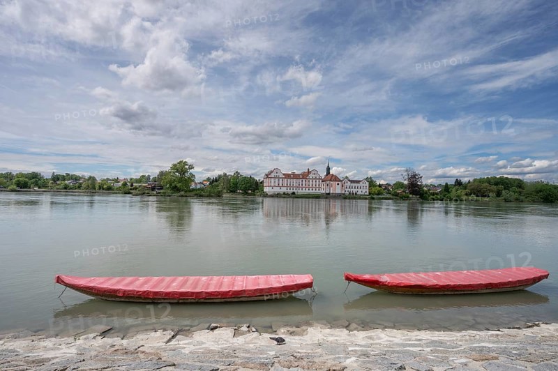 View of Neuhaus Castle seen from Schärding, in front the river Inn, Schärding, Lower Austria, Austria, Europe