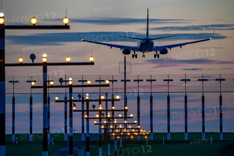 Approach to Düsseldorf International Airport, southern runway, 05R/23L, lighting, North Rhine-Westphalia, Germany, Europe