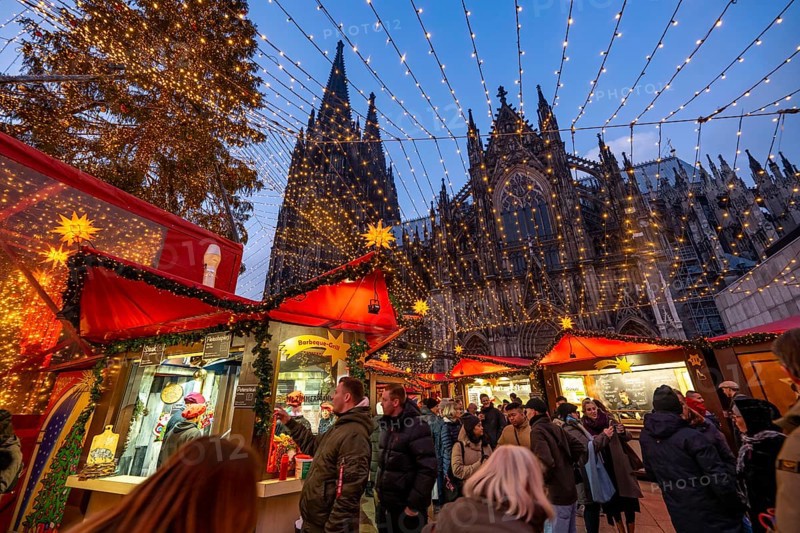 Christmas market on Roncallli Square, right next to Cologne Cathedral, in the historic centre of Cologne, North Rhine-Westphalia, Germany, Europe