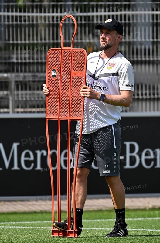 Coach Sebastian Hoeneß VfB Stuttgart holds training dummy, free-kick dummy, free-kick training dummy, training VfB Stuttgart, Robert-Schlienz-Stadion, Stuttgart, Baden-Württemberg, Germany, Europe