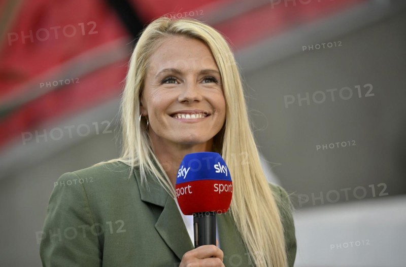 SKY TV expert, presenter, Julia Simic, portrait, blonde, smiles, in an interview, microphone, microphone, logo, MHPArena, MHP Arena Stuttgart, Baden-Württemberg, Germany, Europe