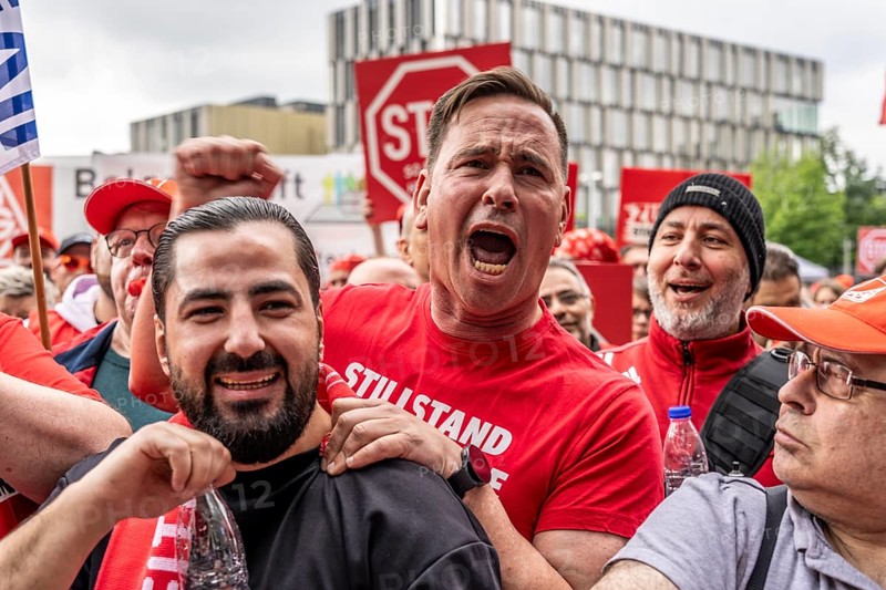 Demonstration by many thousands of steelworkers in front of the ThyssenKrupp headquarters in Essen against massive job cuts following the involvement of a foreign investor in the company, massive criticism of Group CEO Miguel López, North Rhine-Westphalia, Germany, Europe