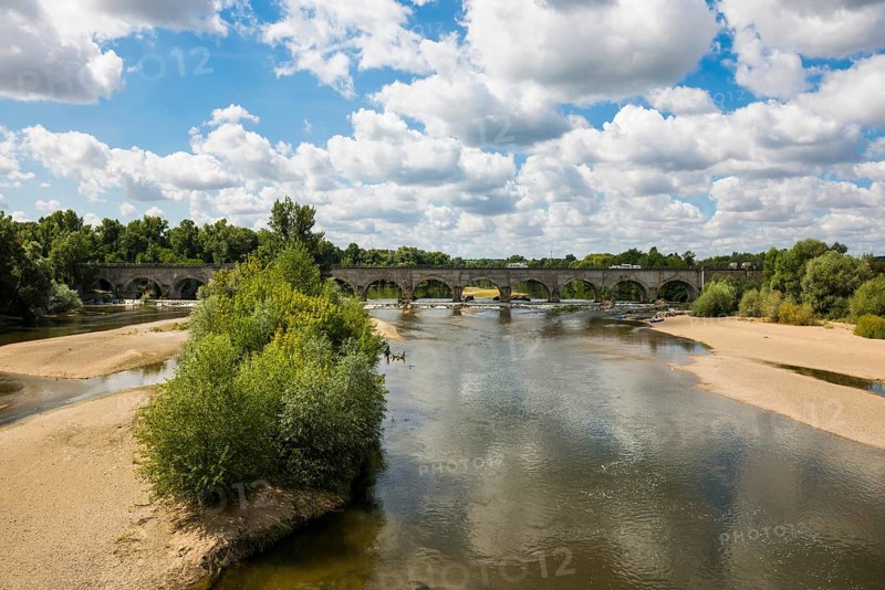 Canal bridge over the Allier, Pont canal de Guétin, Loire Canal, near Nevers, Loire Valley, Département Cher, Centre, France, Europe