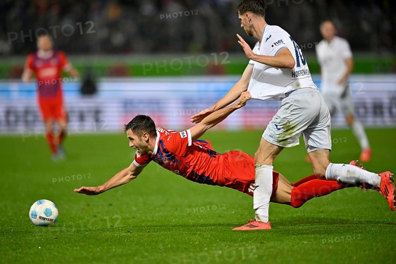 tackle, action foul shirt pulling, Anton Stach TSG 1899 Hoffenheim (16) v Marvin Pieringer 1. FC Heidenheim 1846 FCH (18) Voith-Arena, Heidenheim, Baden-Württemberg, Germany, Europe