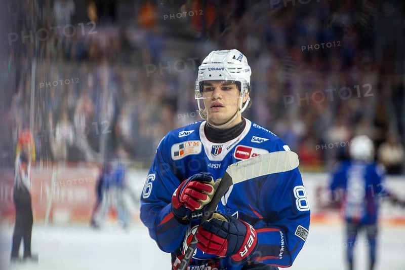 DEL, German Ice Hockey League season 2024/25, matchday 44: Adler Mannheim vs ERC Ingolstadt***Picture: Maximilian Heim (86, Mannheim)